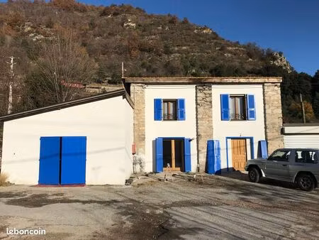 vends entrepot a tende (06) avec amenagement 2 pieces