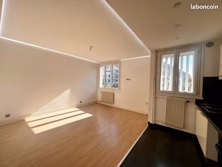 beau t2 non meublé gratte-ciel