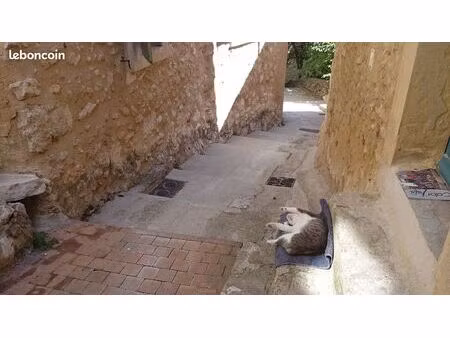 t1 dans une rue calme du village ancien de cabries