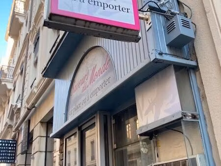 vends pas de porte d’un restaurant