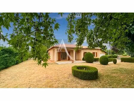 maison de plain-pied avec jardin paysagé et dépendance à saint-vite