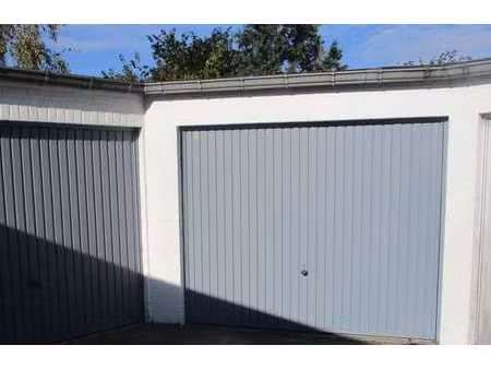 garage fermé pour 2 voitures +- 37 m2