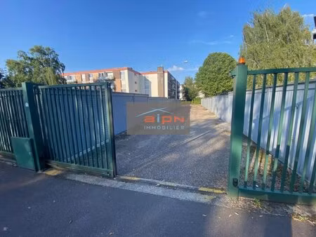 box fermé dans cour sécurisée