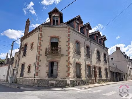 immeuble de rapport de caractère avec 6 appartements  5 garages et jardin