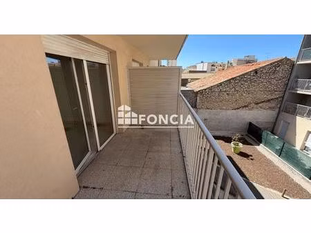 appartement 3 pièces avec un grand balcon et une place de parking privative situé en plein
