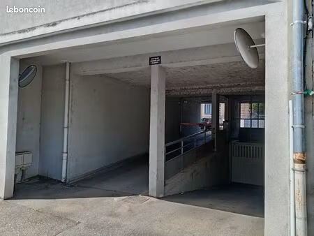 loue place de parking souterraine et sécurisée