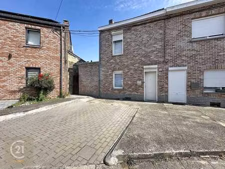maison 2 chambres et parking  terrasse et jardin.