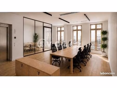 bureau 704 m²