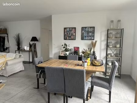 maison avec garage entièrement clôturée