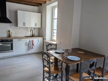 t2 meublé au pied du chateau
