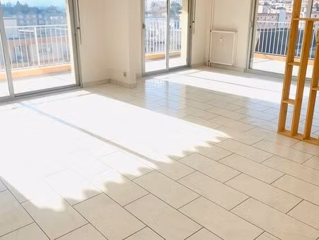 toujours disponible à la location t4 115 m2 + 50 m2 d'extérieur proximité immédiate centre