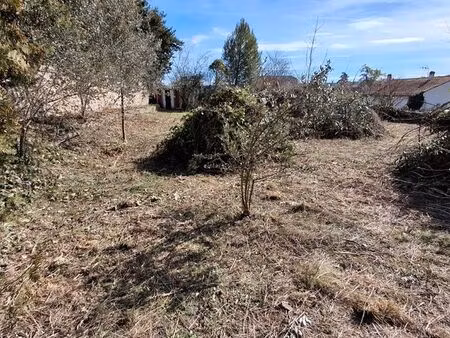 terrain constructible 547 m² – cœur de village à volx (04130)