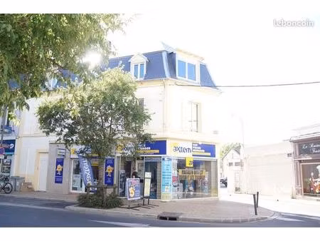local commercial vitrine