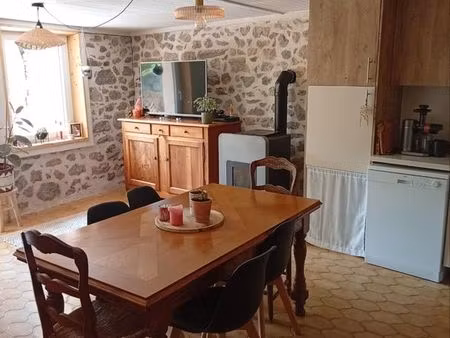 bel appartement dans maison de village