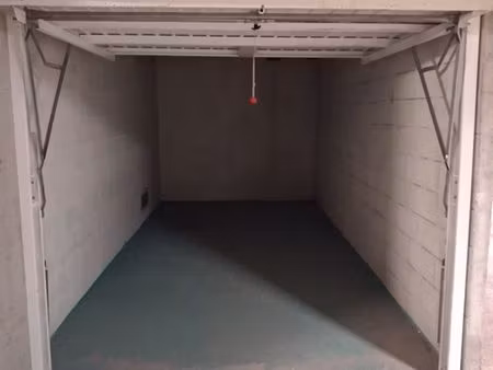 box dans parking securise