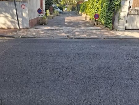 place de parking extérieur