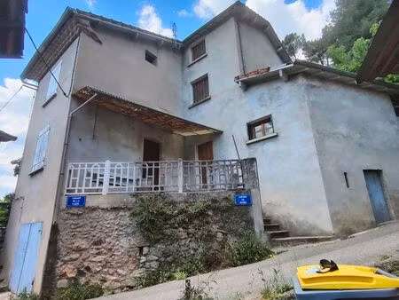maison de village à renover 110 m2 ( 8 pièces 1 garage 1 parking)