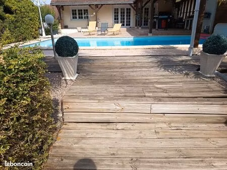 maison avec grande terrasse et piscine  semi couverte