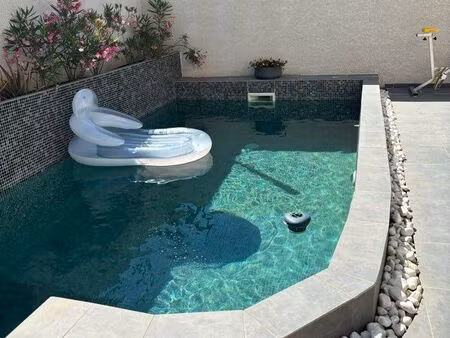 villa récente avec piscine