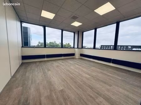 bureaux rénovés et climatisés de 200m² à 400m² au pied du métro