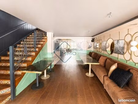 local restaurant 932 m²