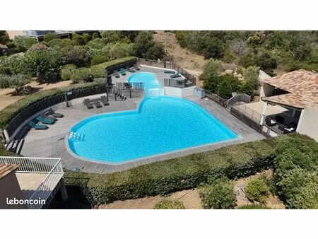 villa avec piscine à santa giulia