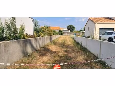 terrain constructible la chapelle heulin 621 m² avec abri de jardin (17 m²) et préau (14 m