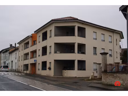 appartement t2 remis à neuf avec balcon et stationnement