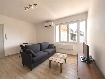 appartement meublé t3 - centre de sainte-cécile-les-vignes