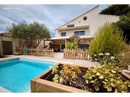 ? villa rénovée avec piscine et vue mer – orientation sud-est – quartier des 4 chemins les