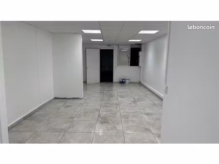 local commercial 40m2 aux abymes