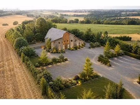 bâtiment atypique de caractère aux normes erp – de 300 m² à fort potentiel sur terrain de 
