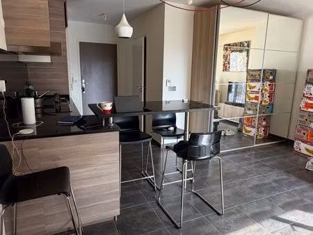 location studio lumineux et spacieux
