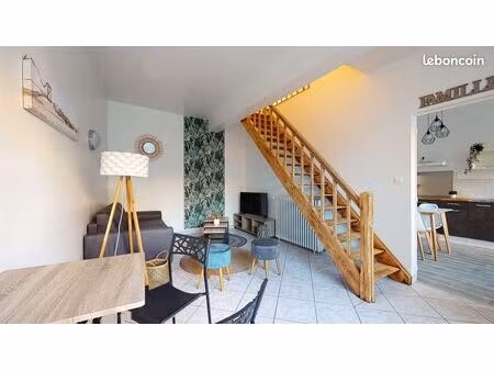charmante maison de ville de 75m² ( 2 gdes chambres) + cour + place de parking