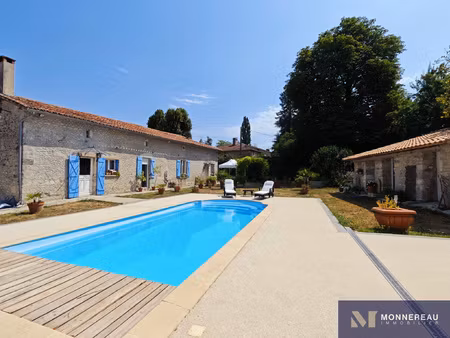 maison en pierre avec piscine