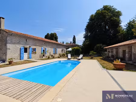 maison en pierre avec piscine