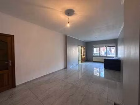 maison trois chambres avec cour en très bon état.