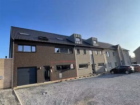 ruim gelijkvloers appartement met 2 slaapkamers en privat...