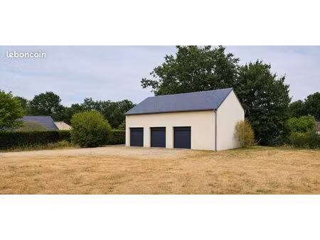 terrain viabilisé en lisière de forêt avec bâtiment