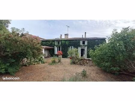 maison comportant un commerce