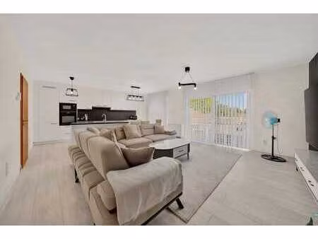 instapklaar 2-slaapkamerappartement met garage in kleinsc...