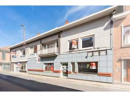 commerce spacieux avec jardin au centre de hamme