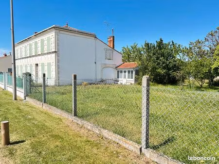 maison 9 pièces 225 m²