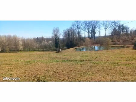 terrain avec petit etang