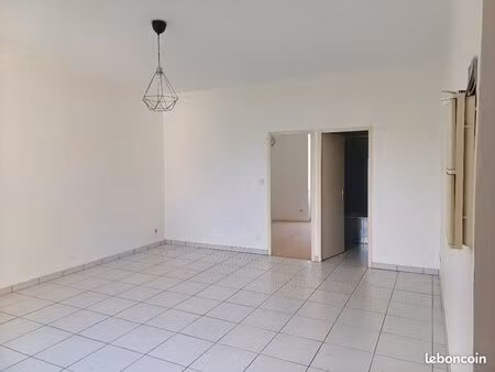 caluire bourg grand f2 48 m2  sdb + wc tres bon etat 725 euros