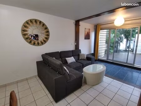 vends appart f3 sur st-gilles roches noires