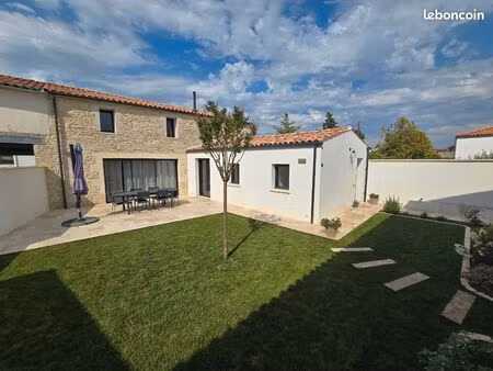 maison en pierres avec dépendance
