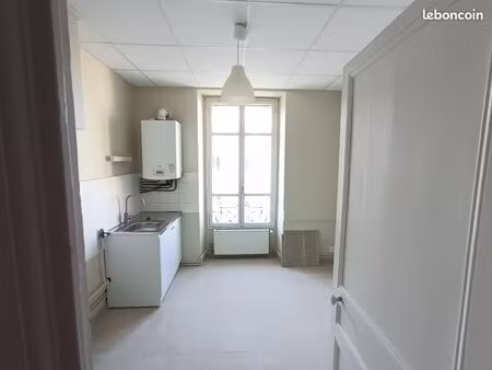 f 2 rénové proche part dieu et totem 50 m2 env. entièrement rénové