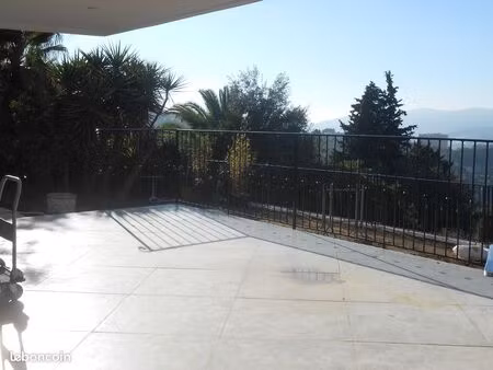 calme et vue pour ce rez de villa