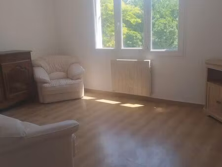 a louer f3 meublé de 50 m2 a brignoles  libre de suite